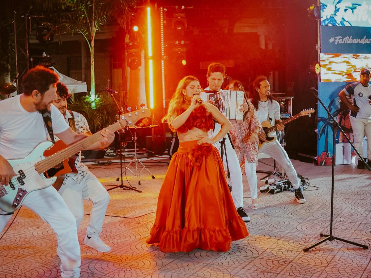 Noche de porros y tradición bolivarense en el Festibandas 2025