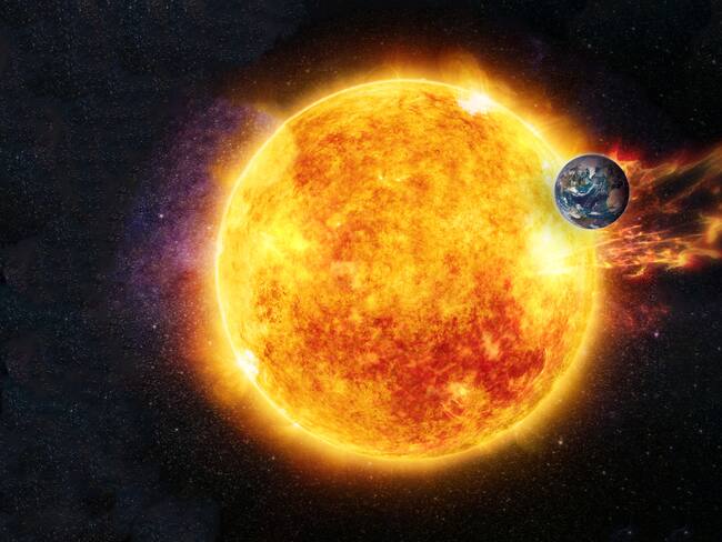 Actividad solar. Llamarada solar y el planeta Tierra. Elementos de esta imagen proporcionados por la NASA vía Getty Images.