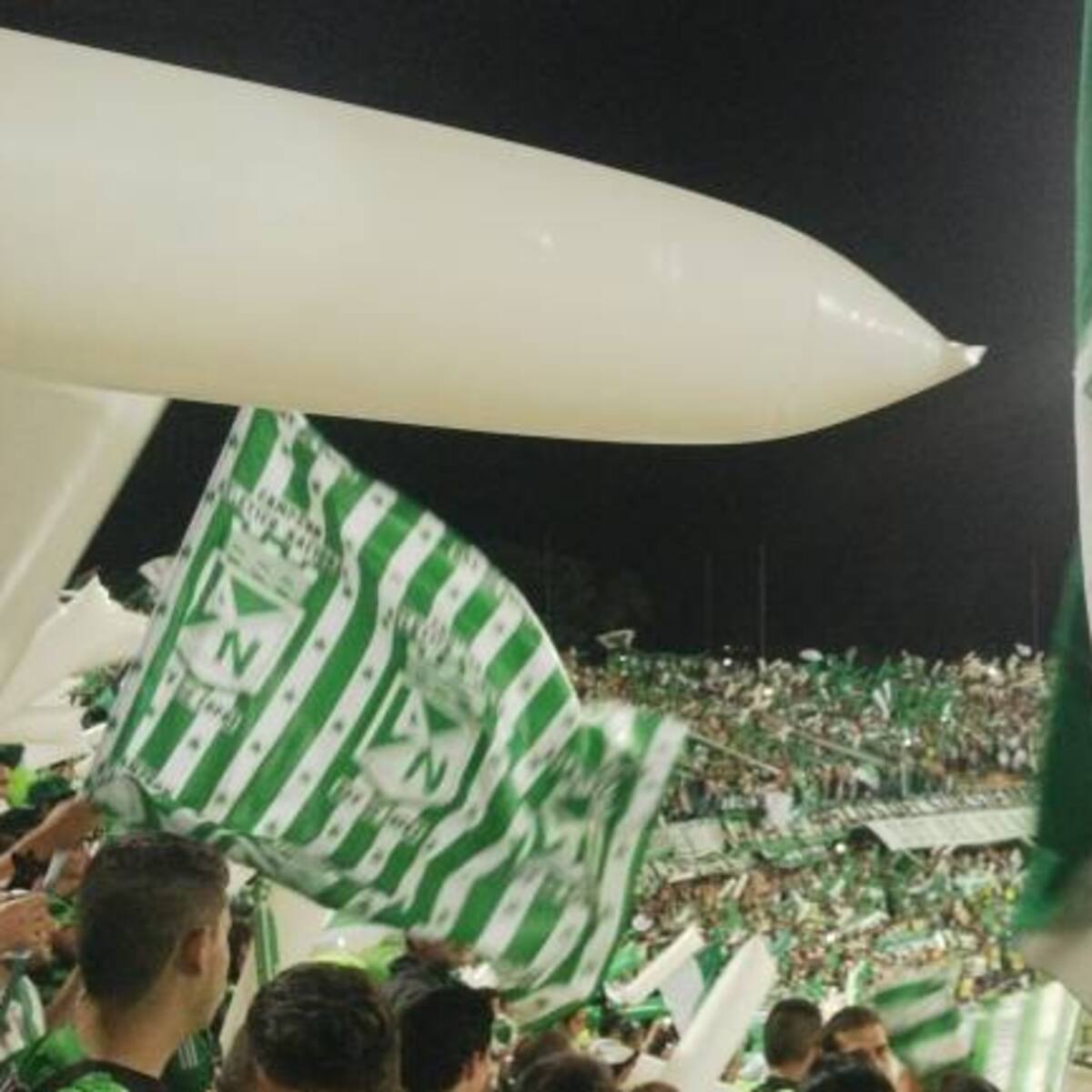 Muere electrocutado hincha del nacional cuando colgaba la bandera de su equipo