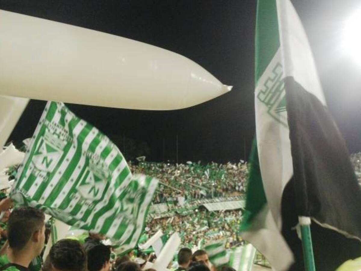 Muere electrocutado hincha del nacional cuando colgaba la bandera de su equipo