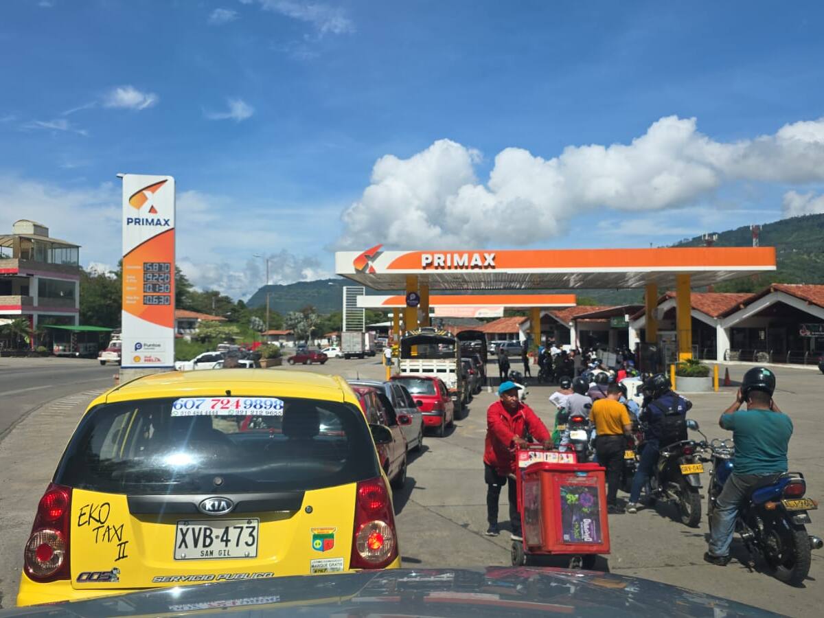 Santander: por bloqueos viales escasea el combustible en varios municipios