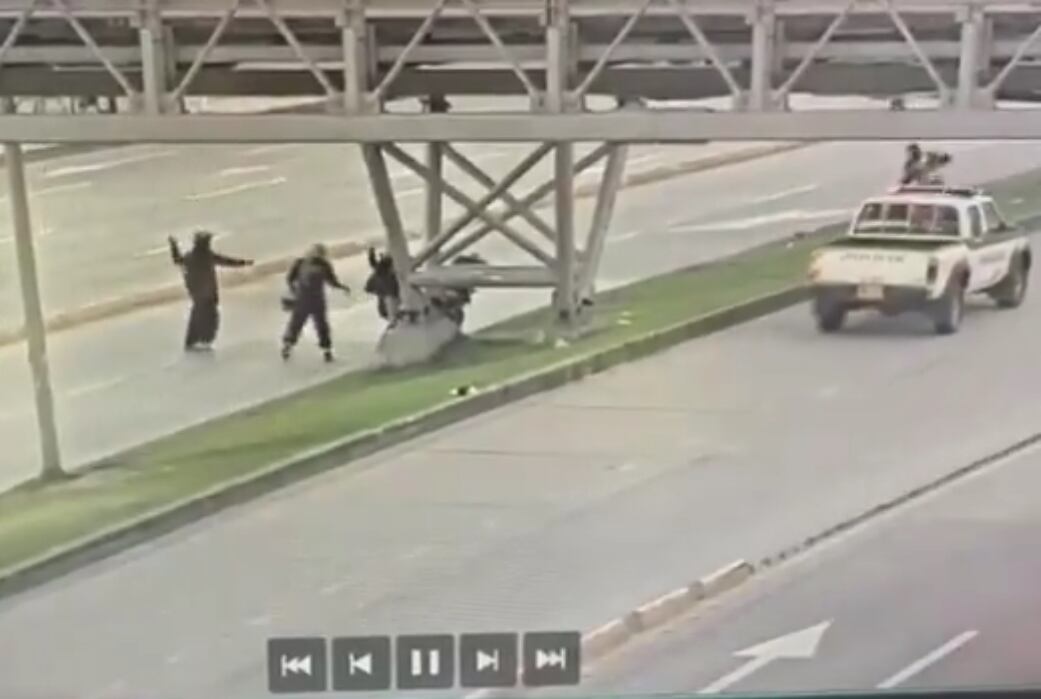 Momento del ataque con explosivos a una patrulla de la policía.