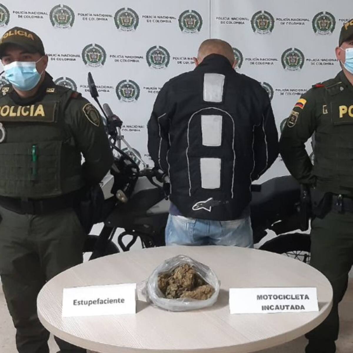 Capturan a un hombre que transportaba marihuana en el maletero de su moto