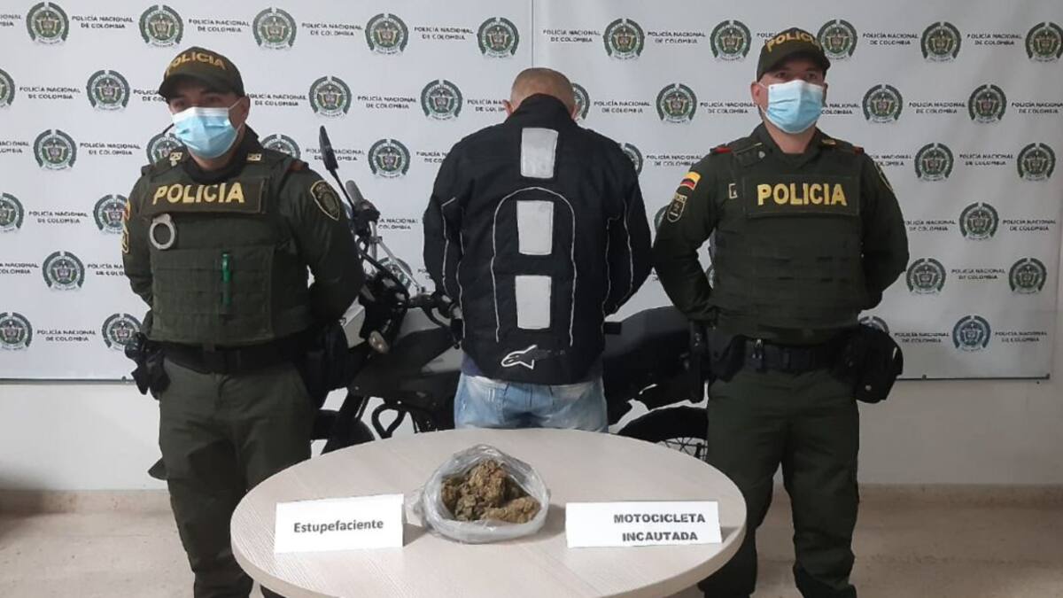 Capturan a un hombre que transportaba marihuana en el maletero de su moto