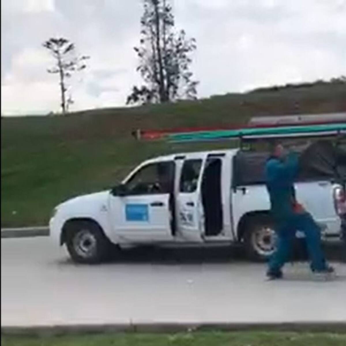 (VIDEO) Así contratistas de la ETB se fueron a golpes en calle de Soacha