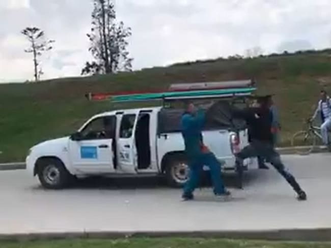 (VIDEO) Así contratistas de la ETB se fueron a golpes en calle de Soacha
