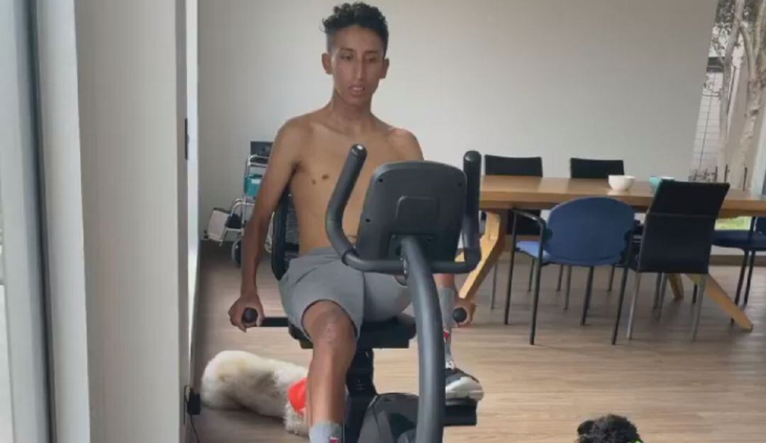 Egan Bernal dando sus primeros pedalazos tras el duro accidente que sufrió.