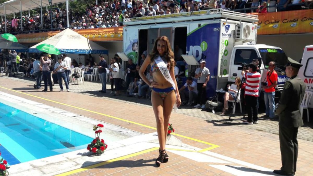 Desfile en traje de baño con las candidatas al Reinado Internacional del Café
