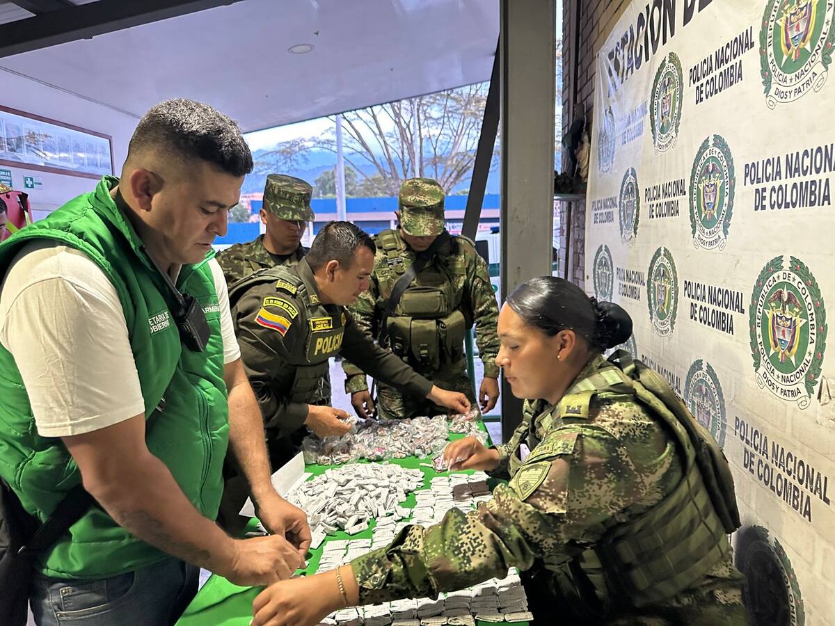 Hallan 1500 dosis de bazuco enterradas en zona boscosa en un barrio en Armenia