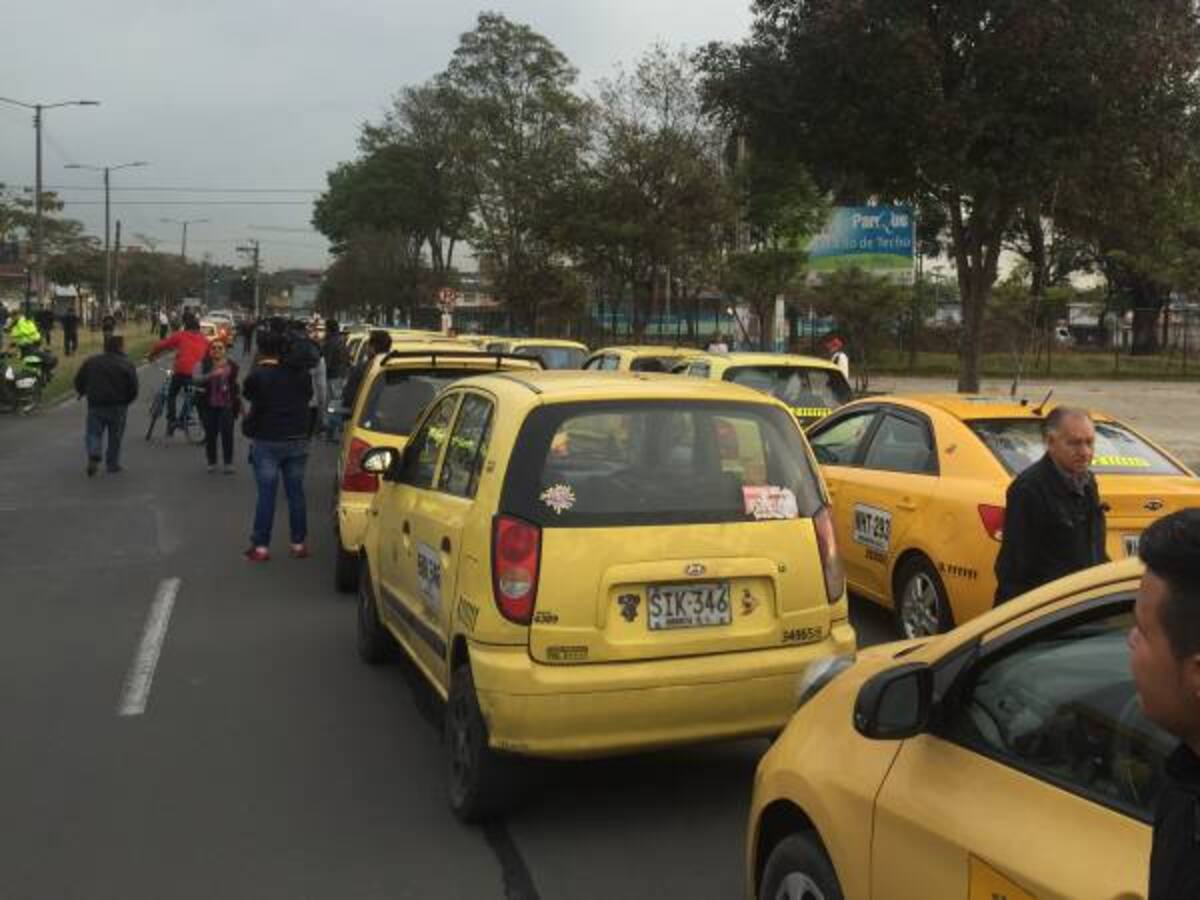 Inicia protesta de taxis contra Uber en Bogotá
