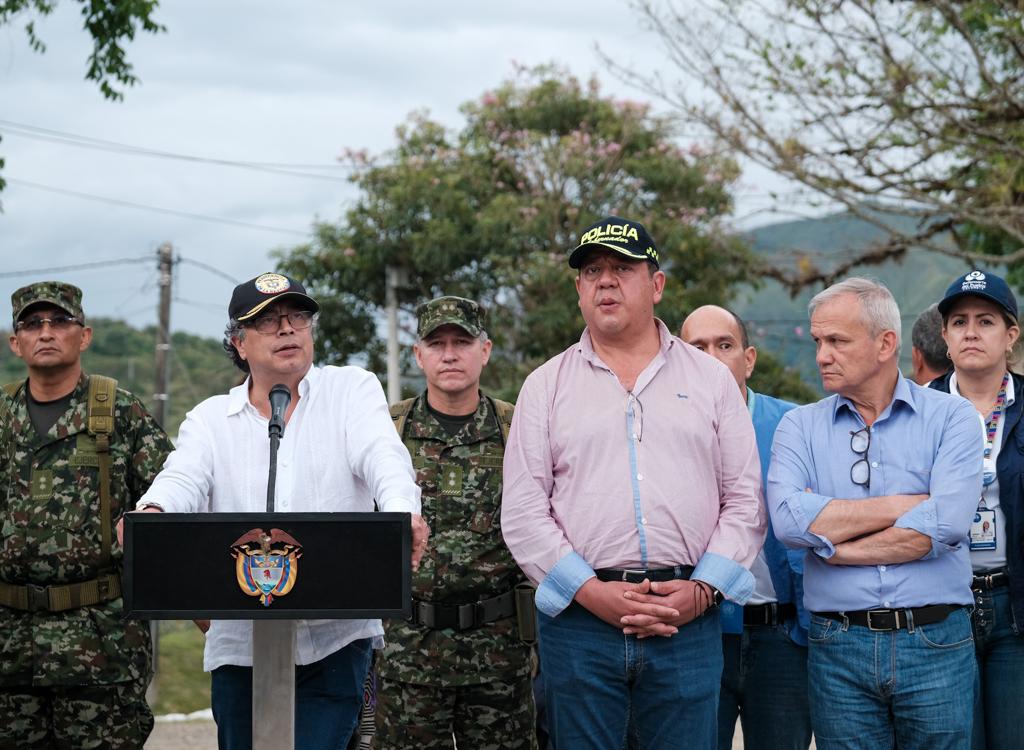 “Este es un elemento que debe quedar claro: no es la prioridad cesar la lucha entre Estado y organización ilegal. La prioridad es que la organización ilegal respete integralmente los derechos de la población civil”, reiteró.