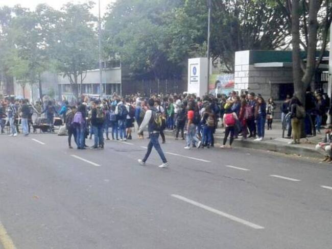 Reportan bloqueos por protestas frente a Universidad Pedagógica en Bogotá