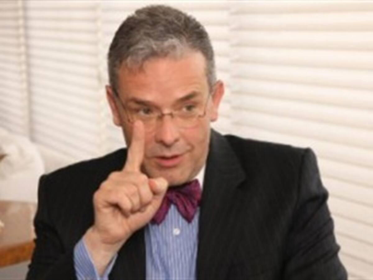 Por declaraciones de Mininterior, renunció asesor de Colombia ante La Haya