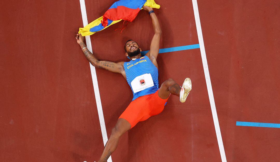 Anthony Zambrano festeja con la bandera de Colombia tras su histórica medalla de plata.