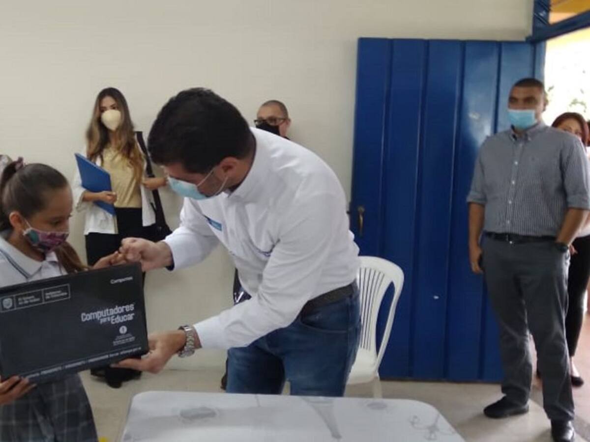 Más de 2.000 computadores fueron entregados en colegios del Quindío