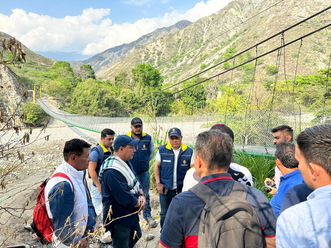 Vuelven a construir puente peatonal en el Chicamocha.