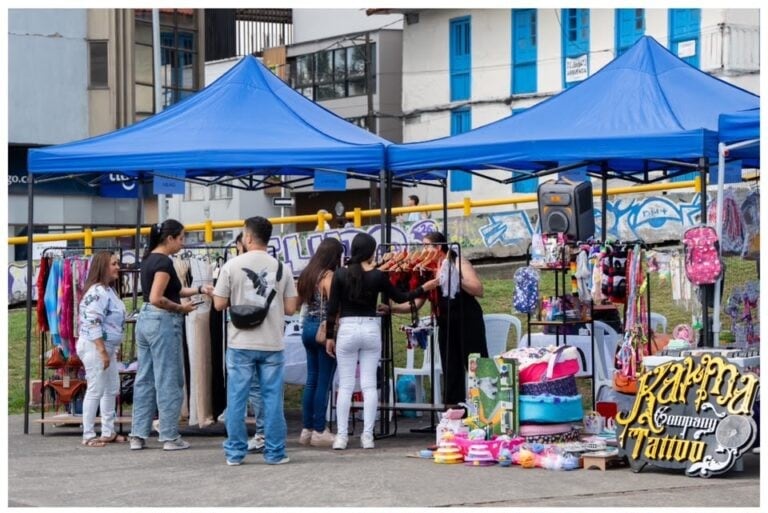 Puestos de negocios en el Parque Ernesto Gutiérrez en Manizales.