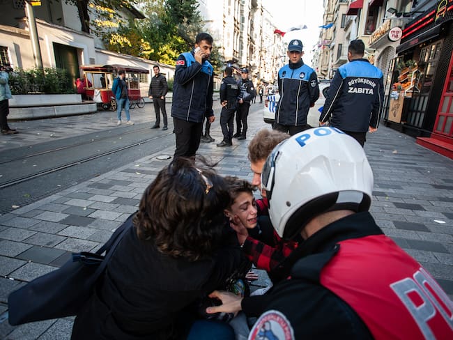 Atención a las personas heridas tras una explosión en la calle Istiklal en Estambul (Turquía).