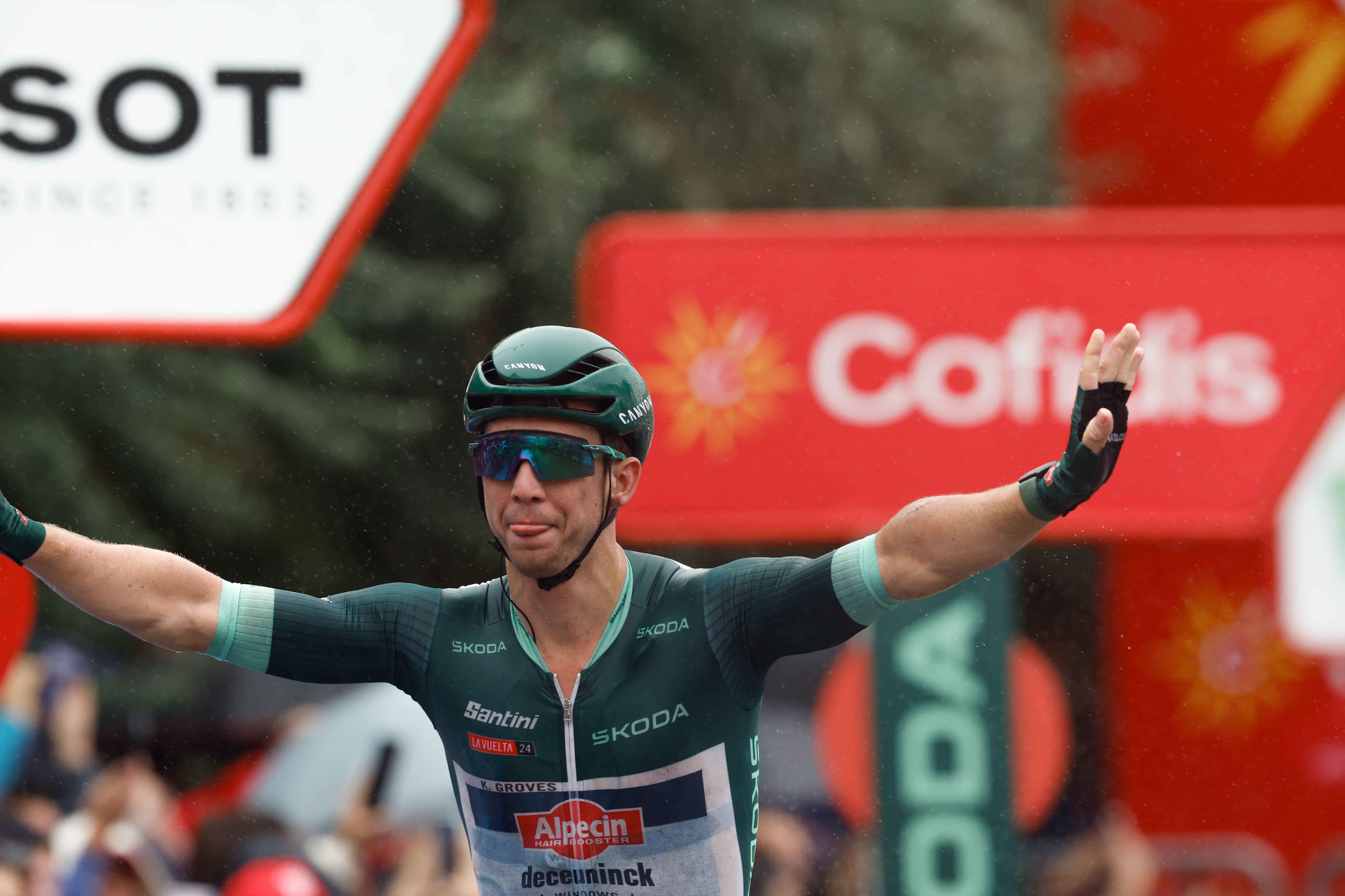 SANTANDER, 04/09/2024.- El australiano Kaden Groves, del equipo Alpecin-Deceuninck, celebra la victoria conseguida en la 17ª etapa de La Vuelta a España, este miércoles, con salida en Arnuero y llegada en Santander, de 141 kilómetros de recorrido. EFE/Javier Lizón