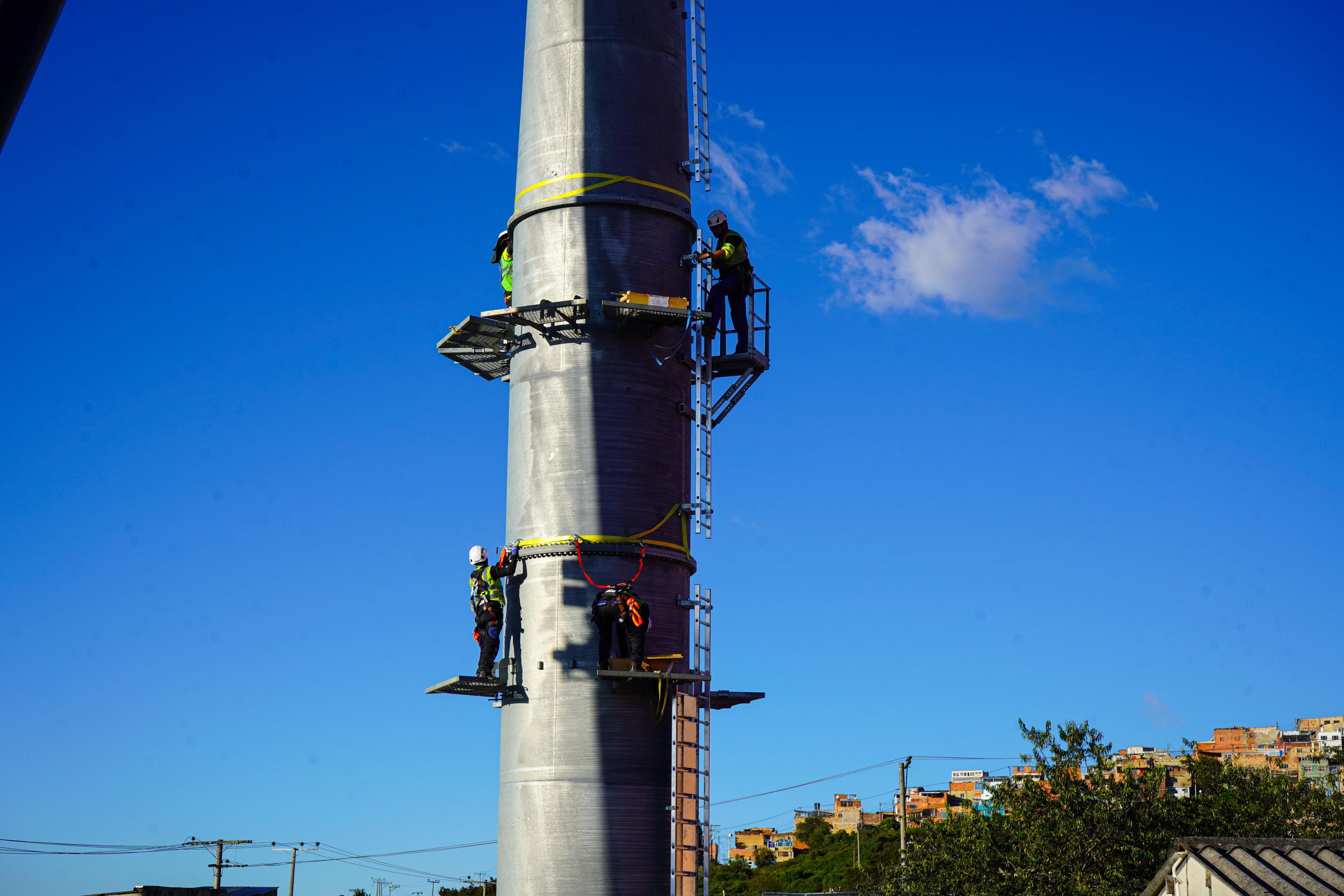 Finalizó izaje de las torres 21 del TransMiCable San Cristóbal, alcalde Galán supervisó avances del proyecto.