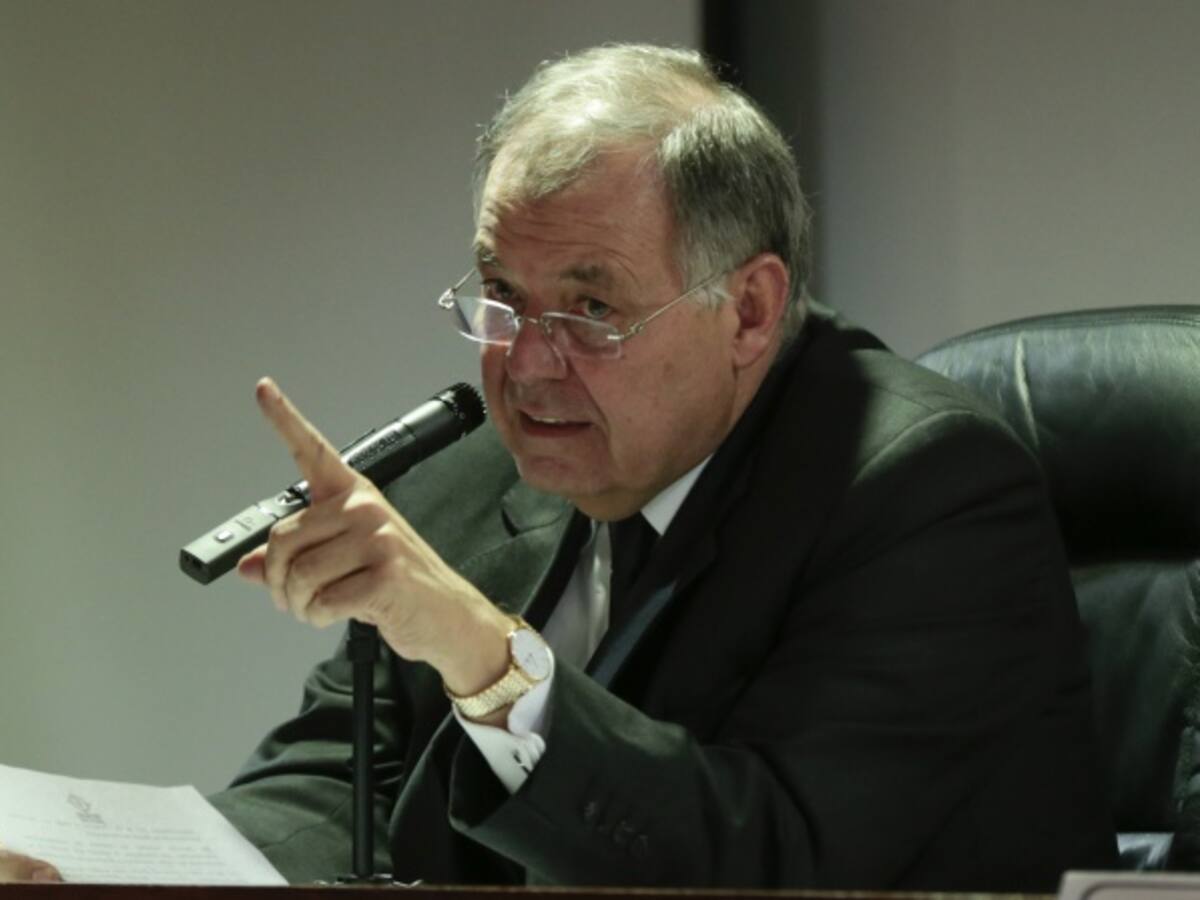 Procurador arremetió contra fiscal general