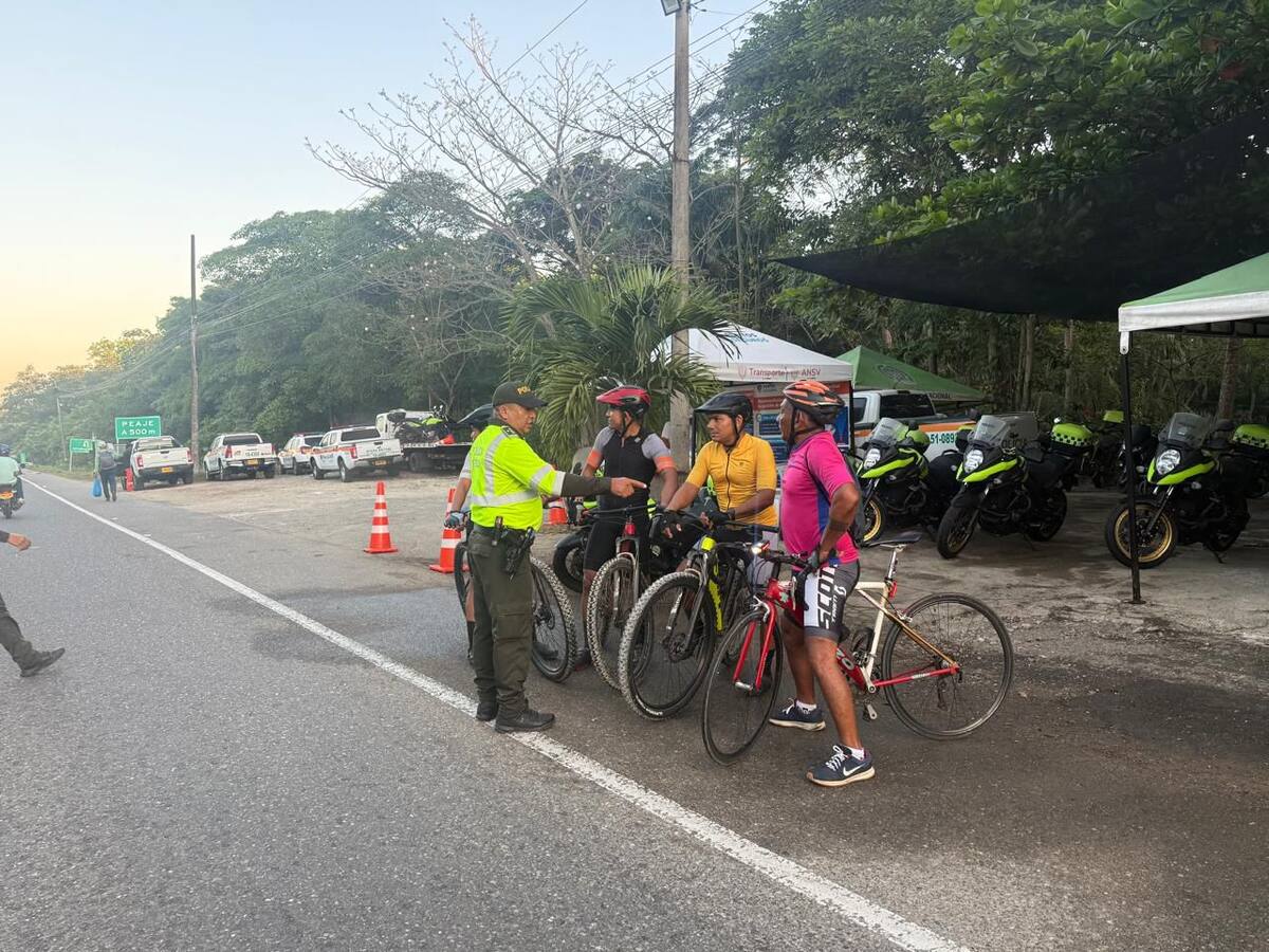 Policía de Bolívar refuerza prevención vial con ciclistas en vías nacionales