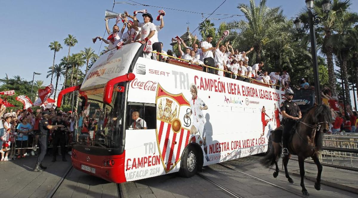 Sevilla, con el colombiano Carlos Bacca, que derrotó al Benfica y se coronó campeón de Europa por tercera vez, llegó a su ciudad y prendió la celebración con sus hinchas.