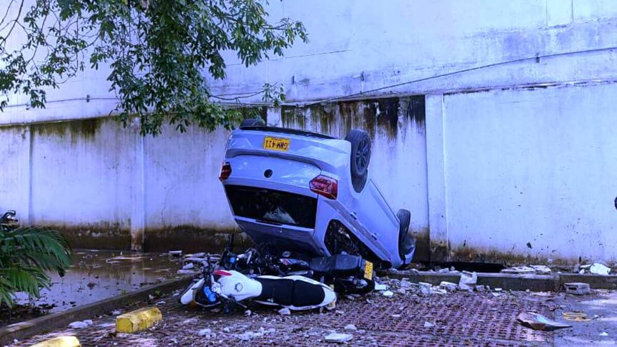 Conductora resultó herida cuando su vehículo cayó de un tercer piso en el barrio Manga