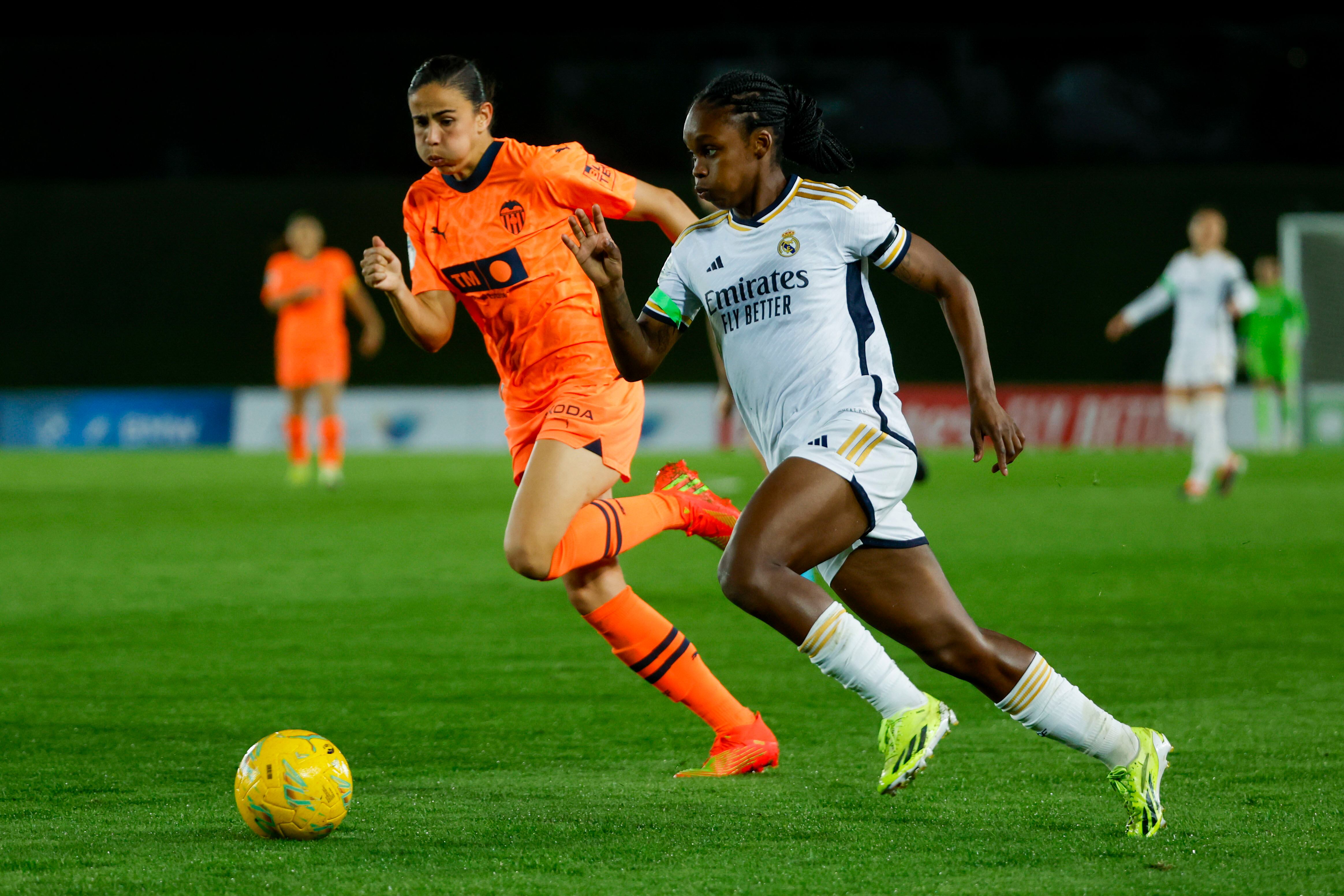 MADRID, 03/02/2023.- Linda Caicedo (d) del Real Madrid y Anita Marcos, del Valencia, durante el partido ante el Valencia de la Liga F que se disputa este sábado en el estadio Alfredo di Stefano de Madrid. EFE/JuanJo Martín