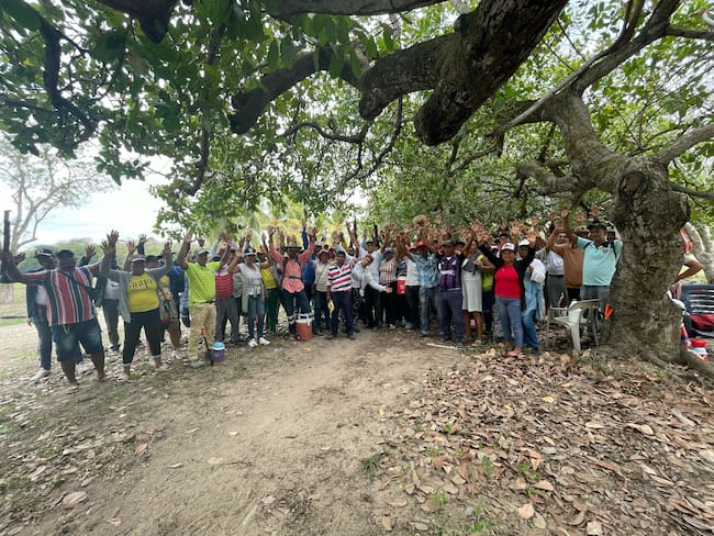 Campesinos en la finca. Foto: cortesía.