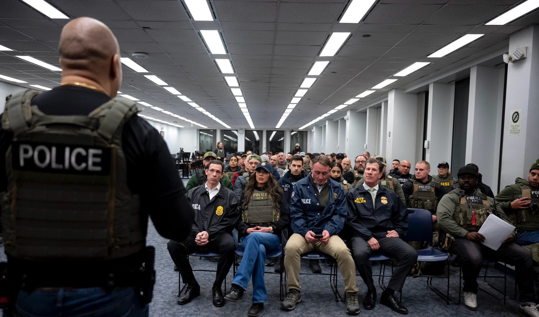 AME4625. NUEVA YORK (ESTADOS UNIDOS), 28/01/2025.- Fotografía tomada de la red social X de la cuenta @Sec_Noem, que muestra a la secretaria de Seguridad Nacional de Estados Unidos, Kristi Noem (c), asistiendo junto a agentes del Servicio de Control de Inmigración y Aduanas (ICE) durante un operativo este martes, en Nueva York (EE.UU.). Noem dirigió en persona las primeras redadas de inmigrantes que tienen lugar en Nueva York, una de las ciudades "refugio" del país en las que el presidente estadounidense Donald Trump tiene puesto el foco. EFE/ @Sec_Noem / SOLO USO EDITORIAL NO VENTAS/ SOLO DISPONIBLE PARA ILUSTRAR LA NOTICIA QUE ACOMPAÑA (CRÉDITO OBLIGATORIO)