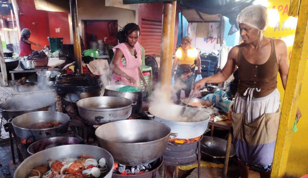 Las tradicionales cocineras aseguraron que diariamente atienden a miles de comensales y nunca han tenido problemas