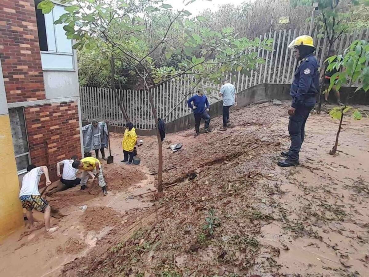Por tala de árboles se habrían inundado 16 apartamentos en Girón