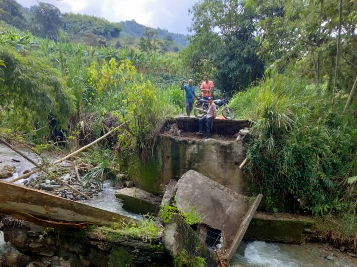 ¿Qué dicen afectados y autoridades por colapso del puente La Sonadora en Calarcá, Quindío?
