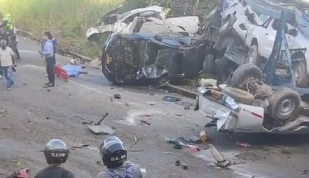 Un muerto y al menos dos heridos deja grave accidente en vía al Aeropuerto 