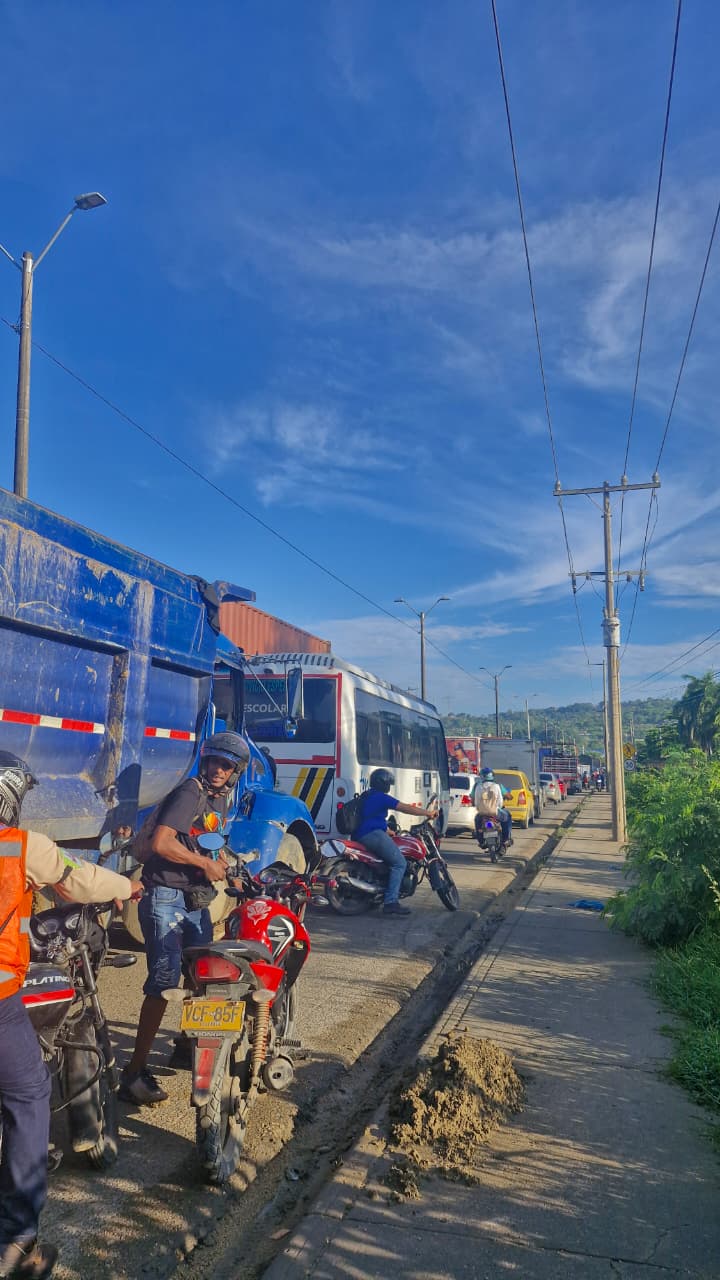 Bloqueo de transportadores en zona industrial de Mamonal genera extenso trancón