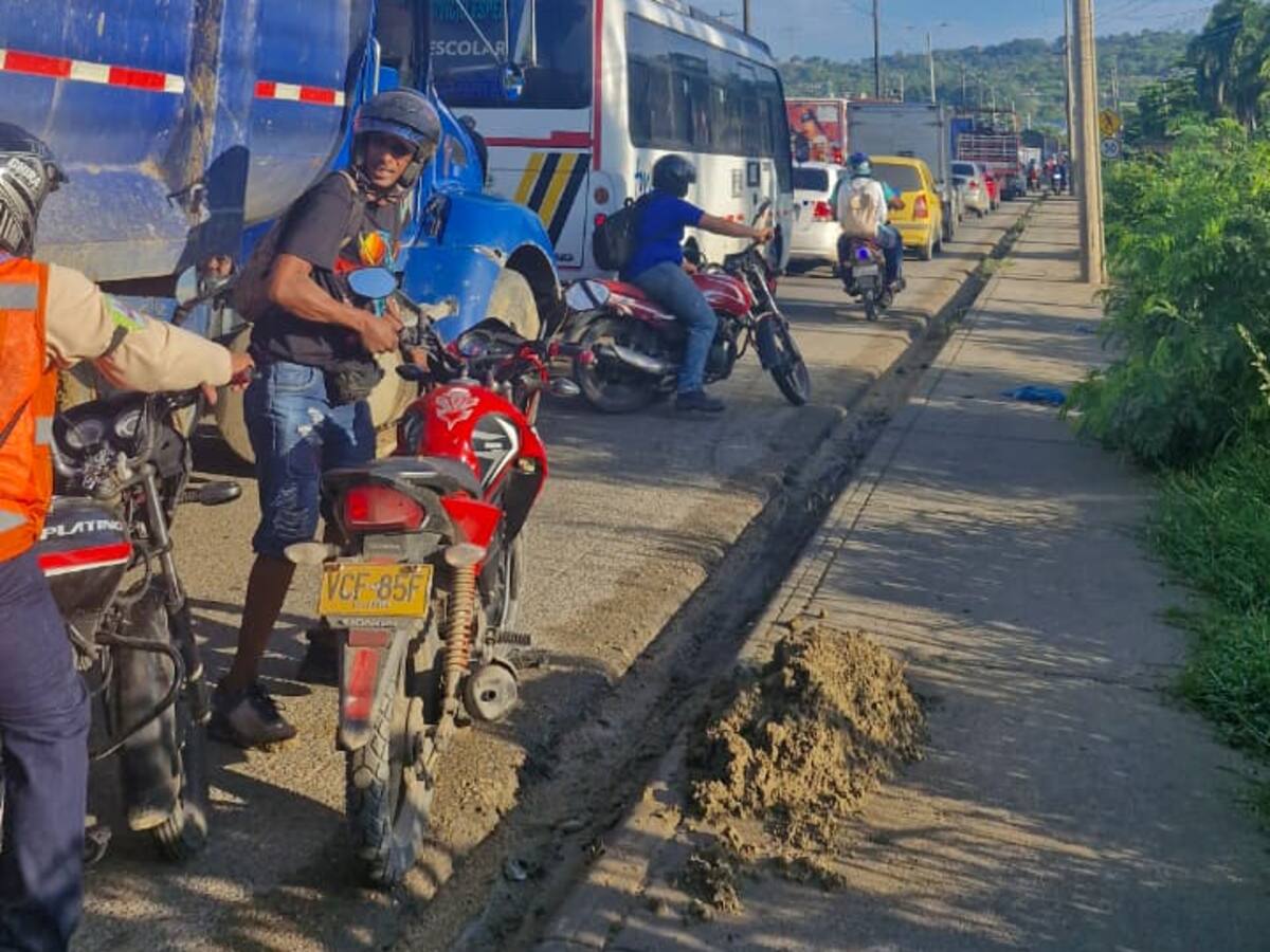 Bloqueo de transportadores en zona industrial de Mamonal genera extenso trancón