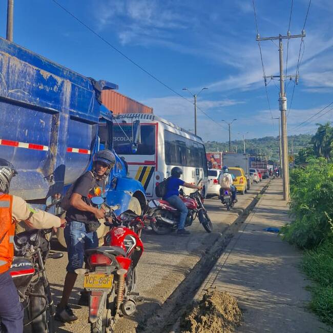 Bloqueo de transportadores en zona industrial de Mamonal genera extenso trancón