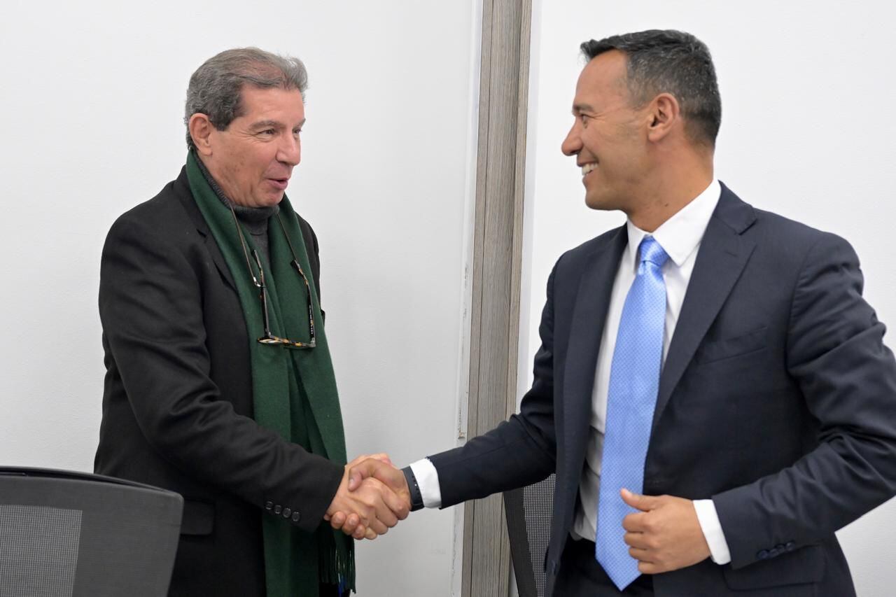José Félix Lafourie presidente de Fedegán, se reunió con el ministro de Defensa, Pedro Sánchez.