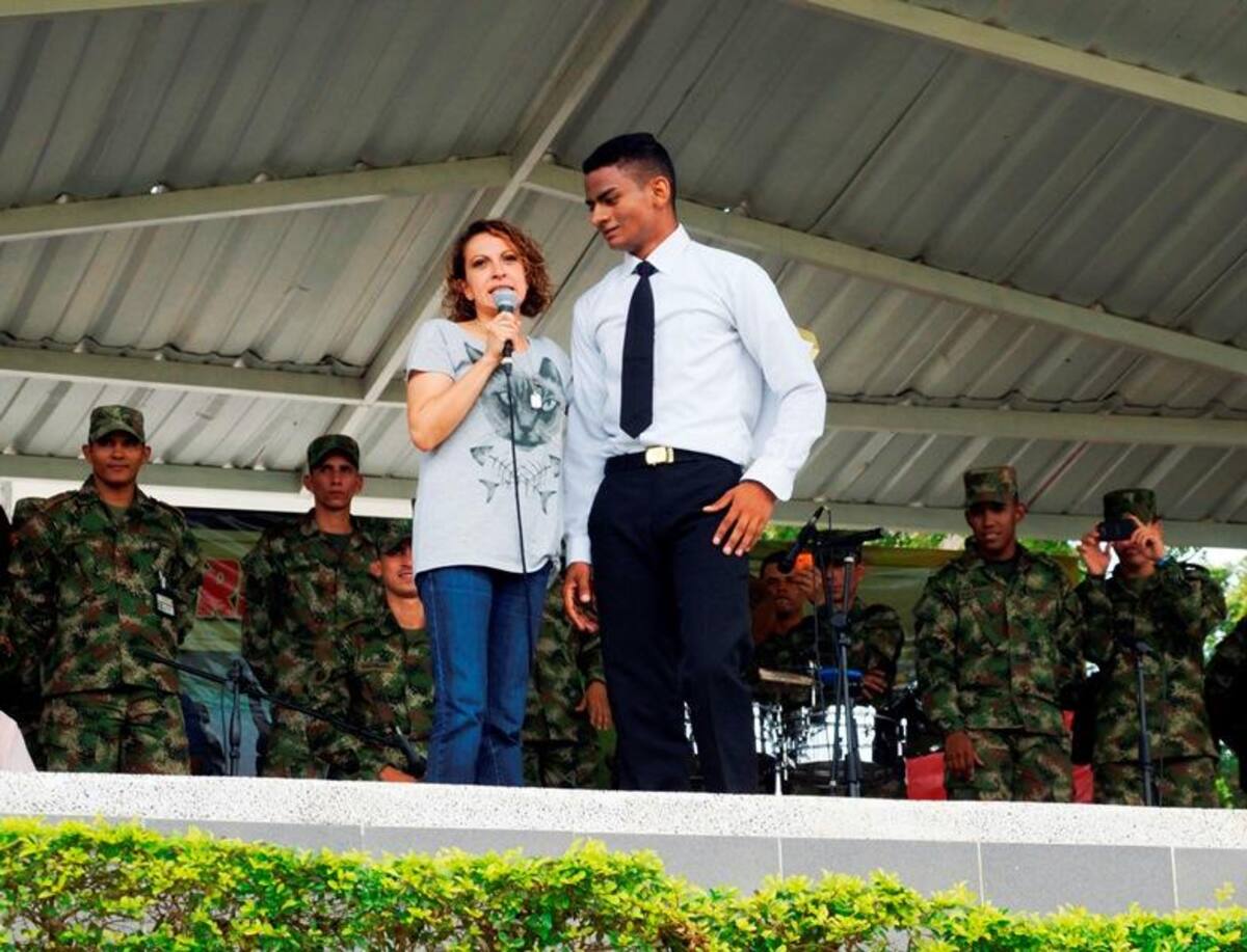 Durante el evento, integrantes de la Policía, el Esmad y el Ejército recibieron con emoción a Juanes, le prepararon una presentación musical con vallenato y otra con un Michael Jackson del batallón "Coronel Francisco José de Caldas".