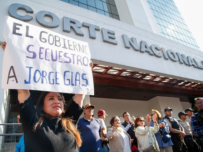AME6758. QUITO (ECUADOR), 11/04/2024.- Simpatizantes del ex vicepresidente Jorge Glas se manifiestan este jueves en los exteriores de la Corte Nacional de Justicia en Quito (Ecuador). EFE/ Santiago Fernandez