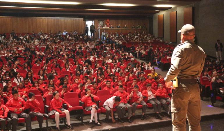 Graduación del programa DARE en Manizales 