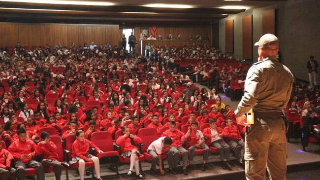 Graduación del programa DARE en Manizales