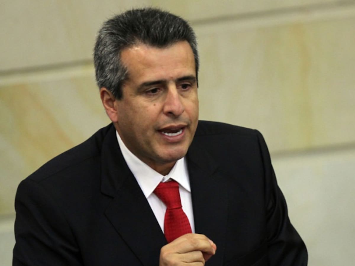Velasco se contradice explicando decisión de aplazar plenaria por partido de Colombia