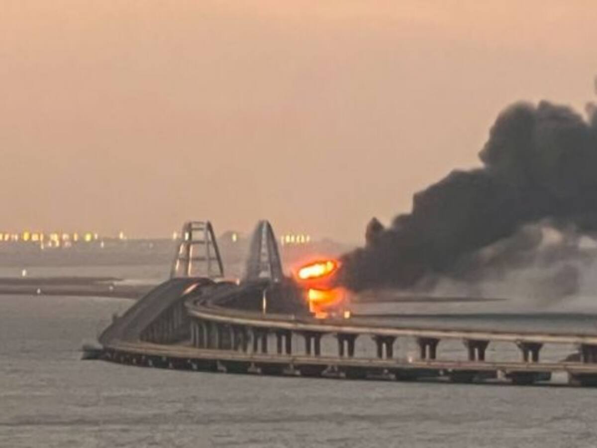 Así fue la fuerte explosión en puente Kerch de Crimea, único que conecta con Rusia