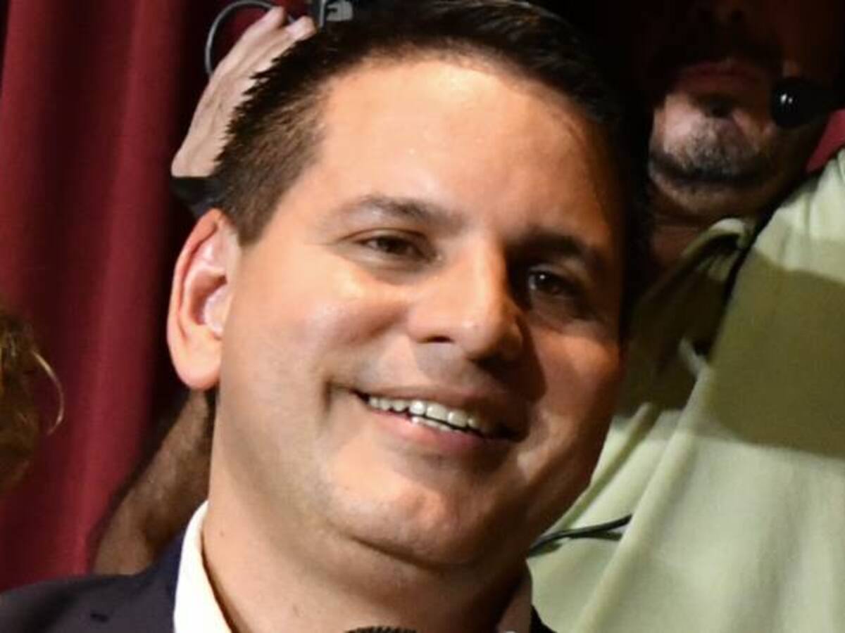 Esposa de candidato favorito en Costa Rica predica y habla en lenguas