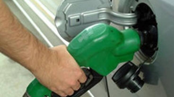 Criticas y petición de renuncia del minminas por mal manejo en precios de combustibles