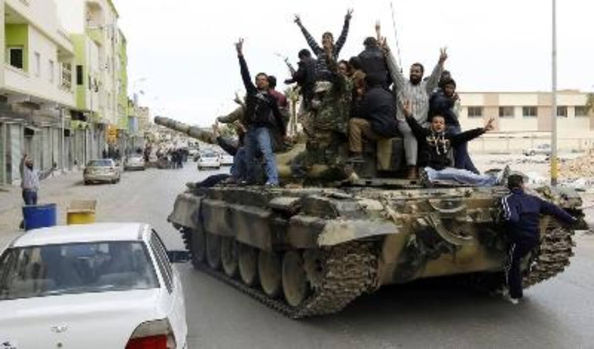 Rebeldes toman un tanque de las fuerzas de Gadafi