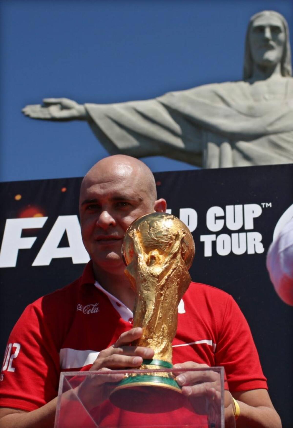 Marcos sostiene el trofeo de la Copa del Mundo.