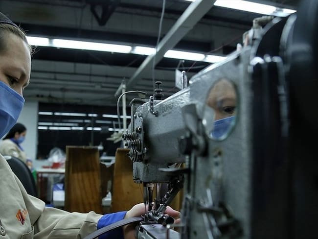 En cuanto a la manufactura se ve que el incremento frente al año pasado en el personal ocupado fue de 6%. Foto: Colprensa